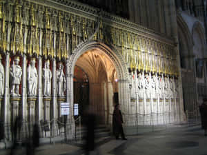 夜晚的哥德式大教堂入口，金色雕像和拱形門口。 — 建築 壁紙