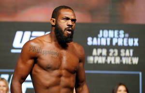 UFC 戰士在稱重活動中留鬍子並有胸部紋身。