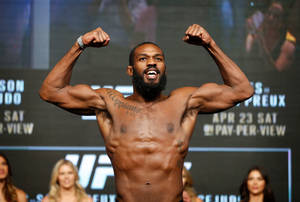 一位赤裸上身的MMA拳手在UFC稱重時彎曲手臂並咆哮。 — 微笑 壁紙