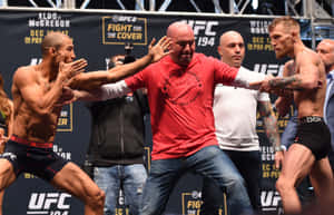 兩名MMA拳手在UFC稱重時對抗，裁判介入。