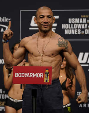 UFC拳手在稱重時向上指，旁邊有BodyArmor標誌