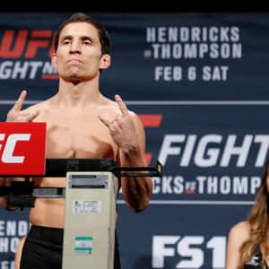 UFC拳手在稱重時做出搖滾手勢