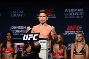 UFC拳手在稱重活動中，身後有擂台女郎