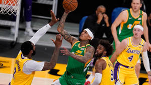 綠色球衣籃球運動員越過黃色防守球員投籃。 — 科比· Bryant 壁紙