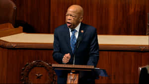 一位穿西裝的男士在立法會議廳的木製講台上熱情演講。