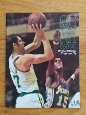 復古波士頓塞爾特人197273年節目封面，籃球運動員在比賽中。 — 波士頓塞爾特人 GIF 壁紙