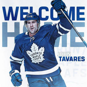 冰球運動員 John Tavares 身穿多倫多楓葉隊制服，舉起球桿慶祝。
