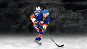 冰球運動員 John Tavares 身穿球隊制服在冰上滑行。