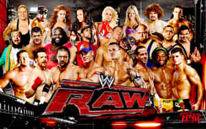 一組 WWE 摔角手圍繞 RAW 標誌擺姿勢，背景為城市天際線。