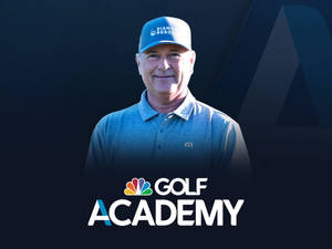 穿著高爾夫服裝的男子微笑，帶有Golf Academy標誌 — 運動 壁紙
