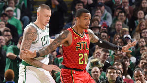 兩名NBA籃球運動員在比賽中行動，背景有球迷。 — 精細 壁紙