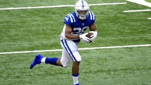 美式足球員在場上持球奔跑 — NFL 美式足球 GIF 壁紙