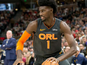 籃球運動員在比賽中在人群前運球。 — 灰色 GIF 壁紙