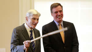 兩個西裝男大笑，其中一人手持棒球棍。 — 政治 壁紙