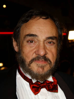 鬍鬚男在晚間活動中穿著正式服裝，配紅色領結。