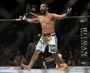 MMA拳手在八角籠中擊敗對手後勝利慶祝。