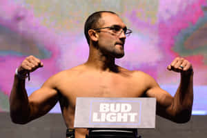 運動員在稱重活動中於Bud Light磅上屈起手臂。