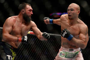 兩名拳手在八角籠內進行一場血腥的MMA比賽，互相出拳。