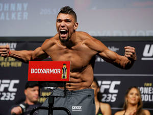 UFC拳手在稱重時高舉拳頭慶祝勝利。