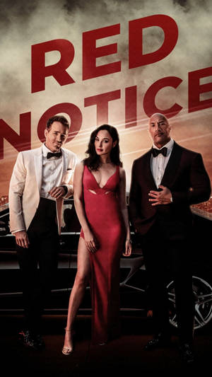 三位身著正裝的演員在一輛豪華汽車前戲劇性地擺姿勢，帶有「RED NOTICE」文字。 — 火影忍者海報 壁紙