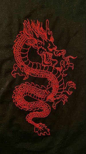深色布料上帶有複雜針腳細節的紅色刺繡龍。 — 日本龍動畫 壁紙