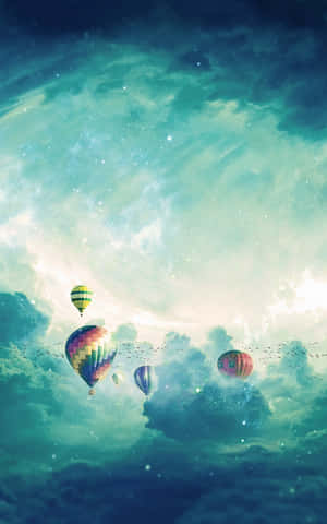 熱氣球在星光閃爍的藍綠色天空中漂浮，伴隨著宇宙雲。