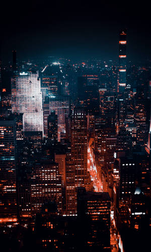 夜間城市景觀，有燈火通明的摩天大樓和發光的街道。 — 夜晚 壁紙