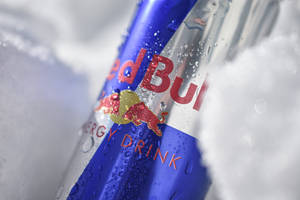 冰中的冰凍Red Bull能量飲料罐，帶有冷凝水滴。
