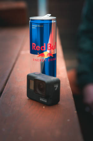 木桌上的Red Bull罐和GoPro相機
