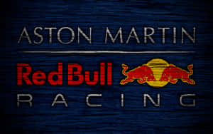 深藍色木紋紋理上的 Aston Martin Red Bull Racing 標誌。