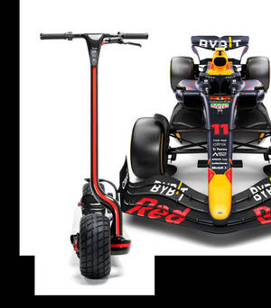 電動滑板車與Red Bull F1賽車並排於白色背景上