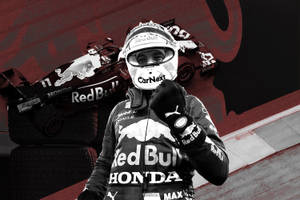 Red Bull F1車手身穿賽車服和頭盔在賽道上，身後有賽車。