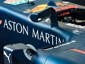 藍色 Aston Martin F1 賽車的特寫,帶有 Red Bull 和 Puma 標誌。