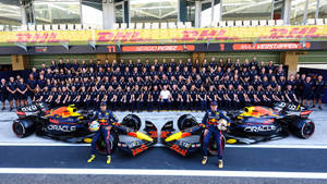 紅牛F1車隊與車手和賽車在賽道上的合影。