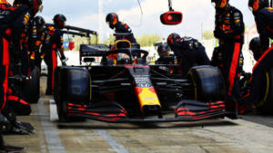 紅牛F1車隊維修人員在維修站停車期間維修賽車。