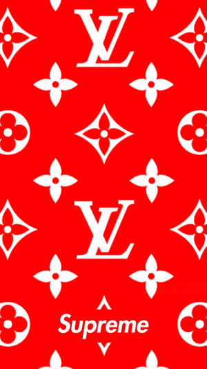 紅色背景，帶有白色 Louis Vuitton 字母圖案和花卉圖案，以及 Supreme 標誌。