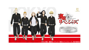 五個穿著黑色制服嘅動漫英雄喺帶有東京文字同環形標誌嘅紅色條紋上擺姿勢。
