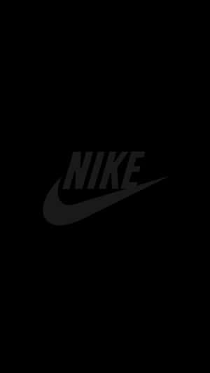 純黑色背景上帶有勾號的黑色Nike標誌