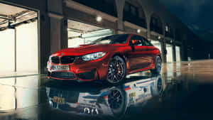 夜間停放的紅色BMW M4跑車，濕地倒影。