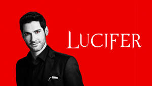 穿著黑色西裝、紅眼睛的男人，以及紅色背景上白色的Lucifer字樣。