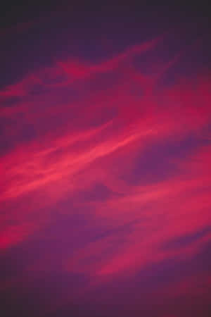 戲劇性的紅色和紫色雲彩劃過暮色天空。 — 紫色 壁紙