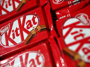 KitKat朱古力棒包裝的特寫，帶有紅白品牌標識。 — 糖果 GIF 壁紙