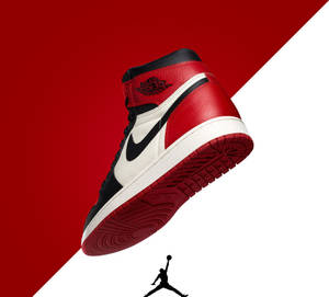 紅、黑、白色 Air Jordan 1 波鞋漂浮，下方有 Jumpman 標誌。