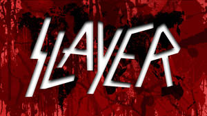 白色 Slayer 樂隊標誌在紅色和黑色潑濺背景上。