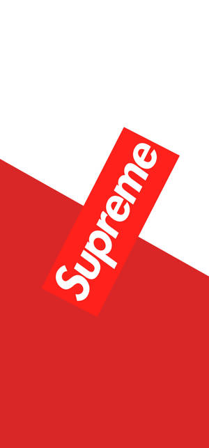 紅色Supreme標誌盒在紅白對角分割的背景上。