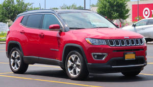 紅色Jeep Compass SUV停泊在Target商店附近的停車場。