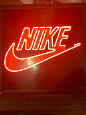 一個明亮發光的紅色Nike標誌霓虹燈牌。