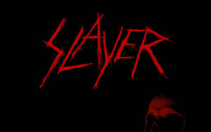 黑色背景上的紅色 Slayer 樂隊標誌，帶有頭骨剪影。