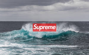 一道拍打的海浪，上面疊加了紅色Supreme標誌。 — 海浪 壁紙