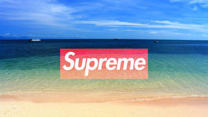 Supreme標誌疊加在熱帶海灘上，清澈藍色海水與沙灘。